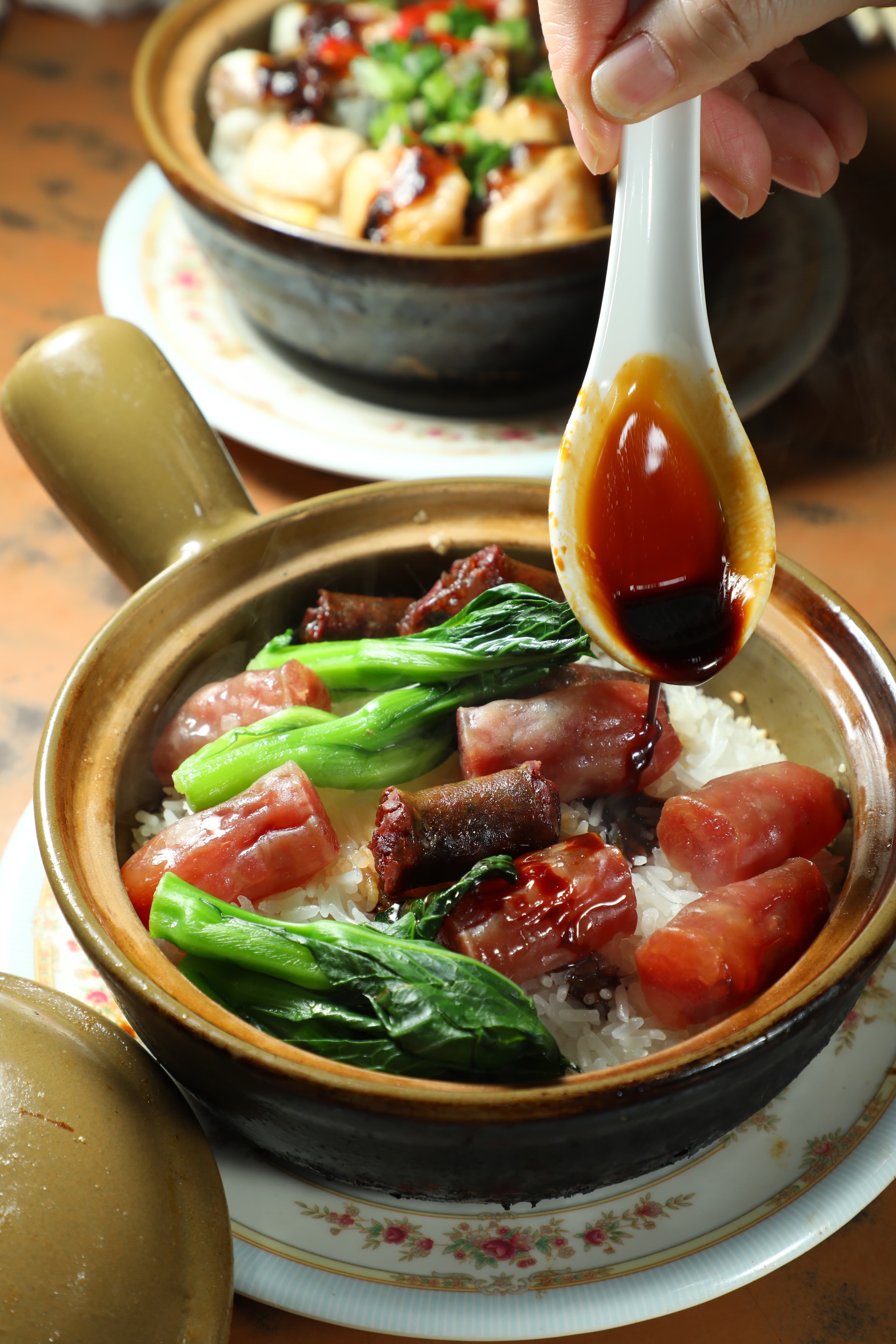 ：「臘味飯」的肝腸與臘腸都大塊紮實。（港幣90元／份）