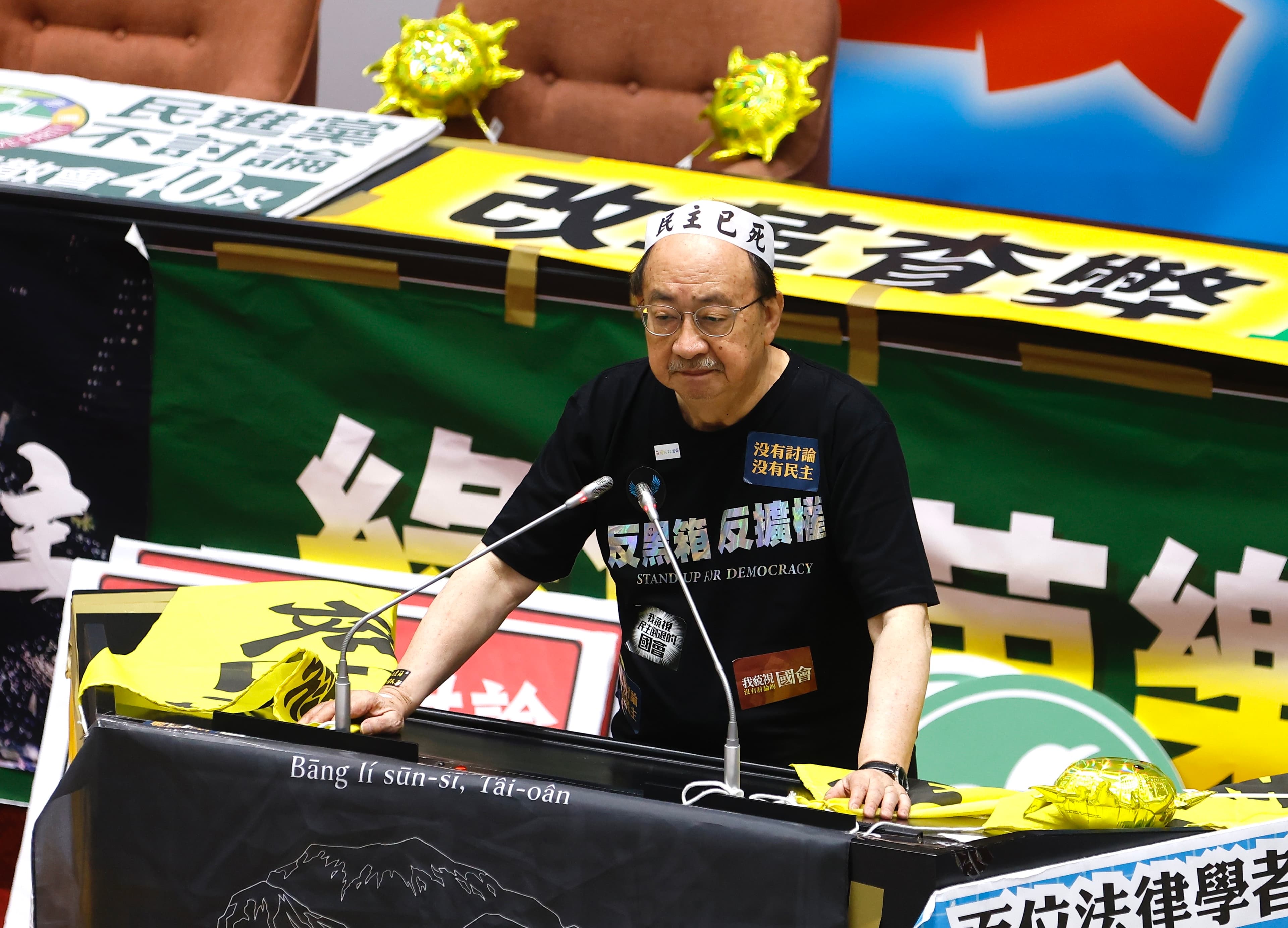 三讀通過後，柯建銘上台發言，怒嗆韓國瑜：「你絕對是歷史罪人」