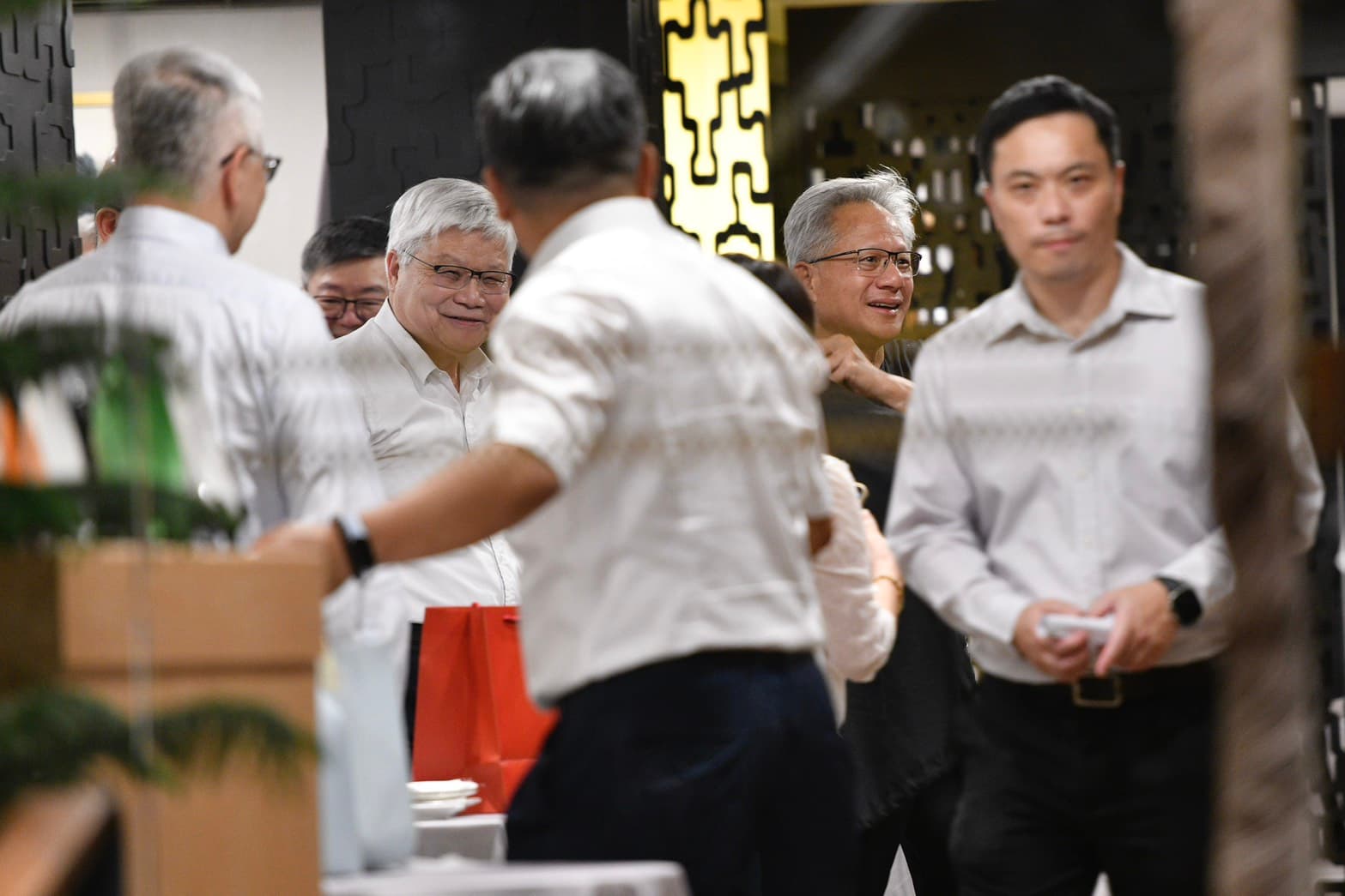 魏哲嘉、黃仁勳在三六食府用晚餐。