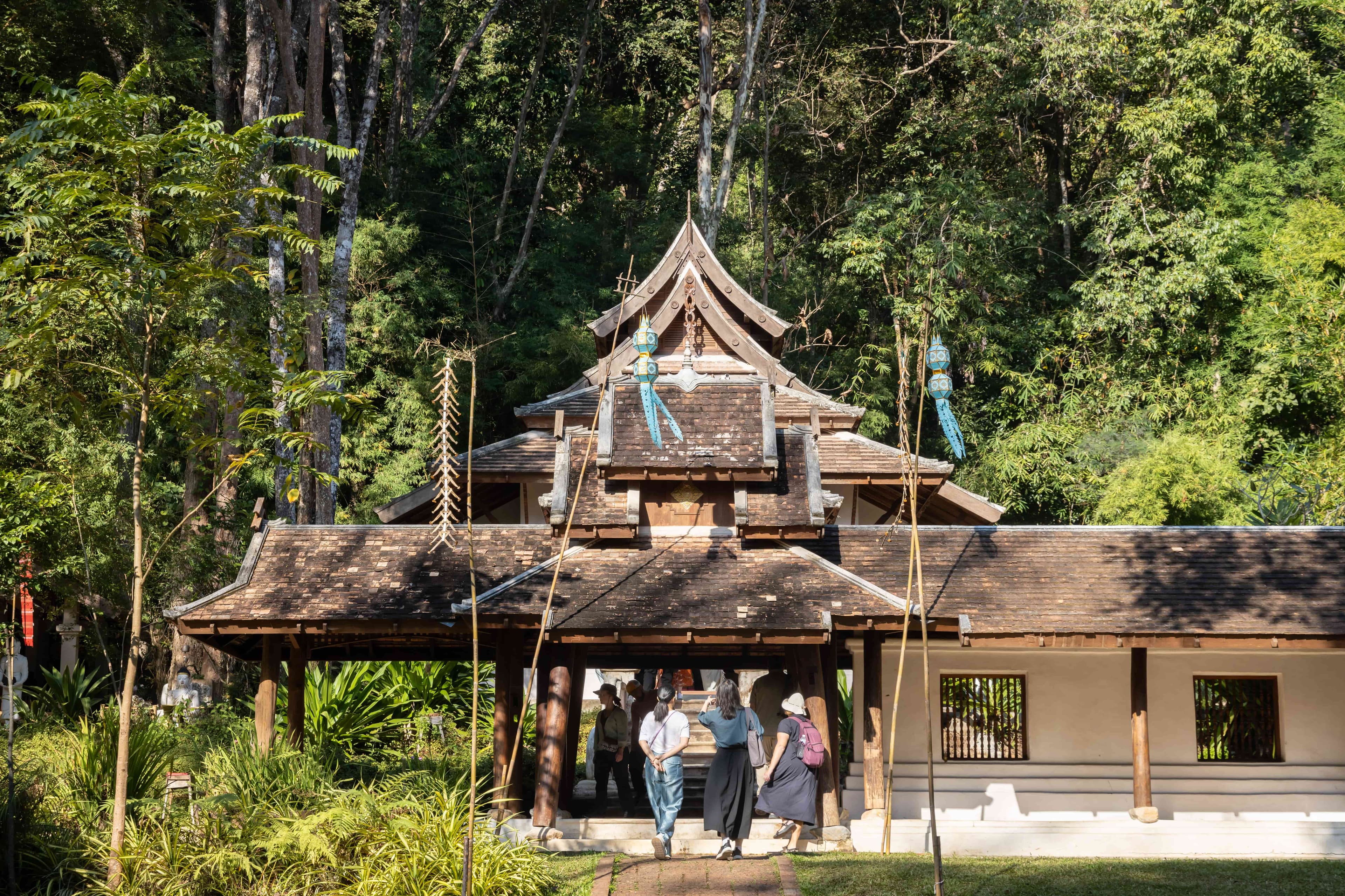 與鬱鬱蔥蔥的山林幾乎融為一體的「帕拉寺」（Wat Pha Lat）外觀。