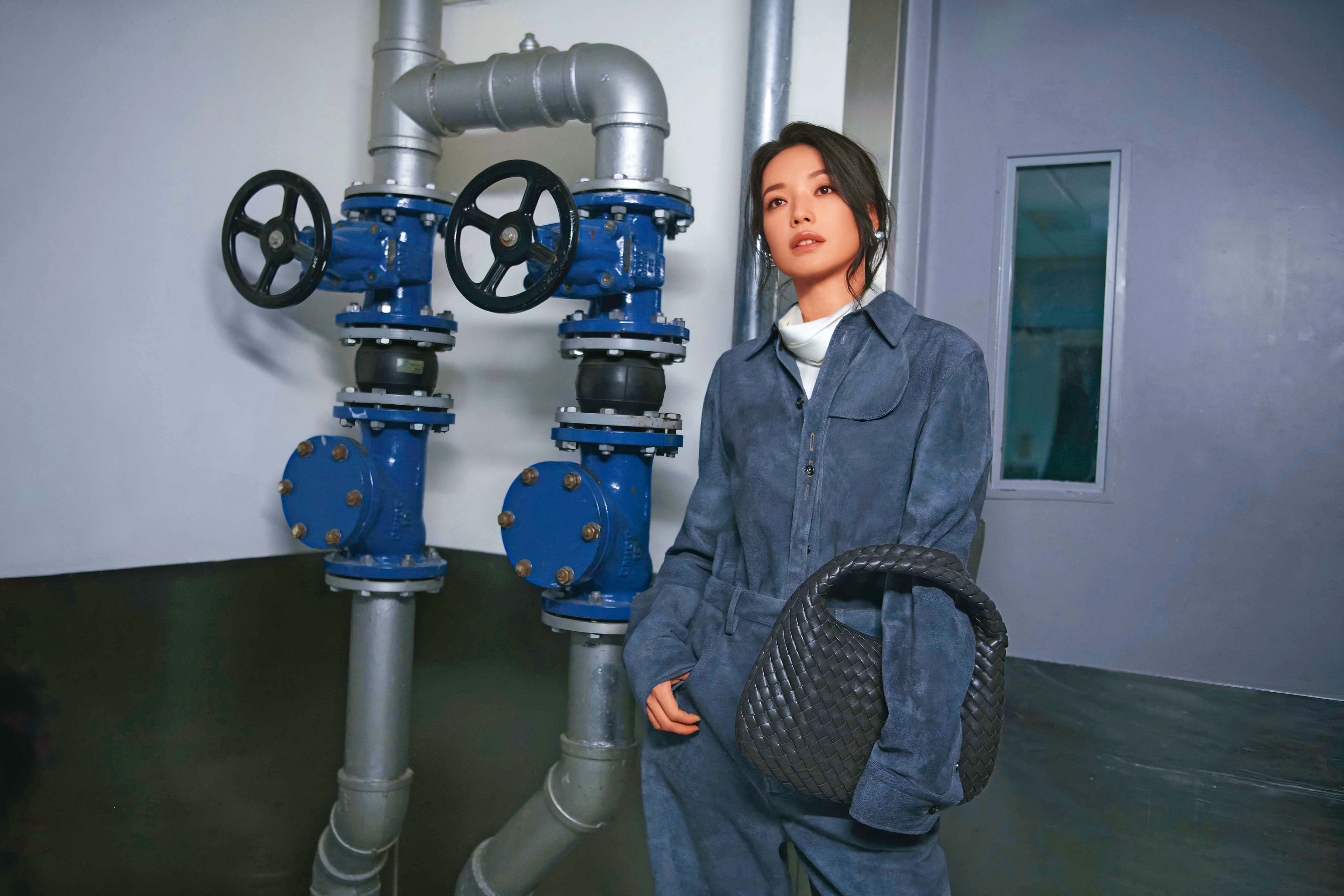 舒淇穿著秋冬服裝詮釋Veneta咖啡色小型包款。NT$136,500（BOTTEGA VENETA提供）