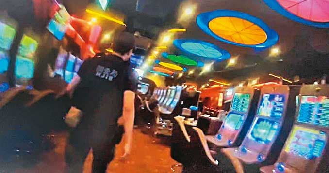 檢警調在今年4月有所突破，於荃冠集團旗下遊藝場內逮獲賭客，進而揭發貪警收賄內幕。（新竹地檢署提供）