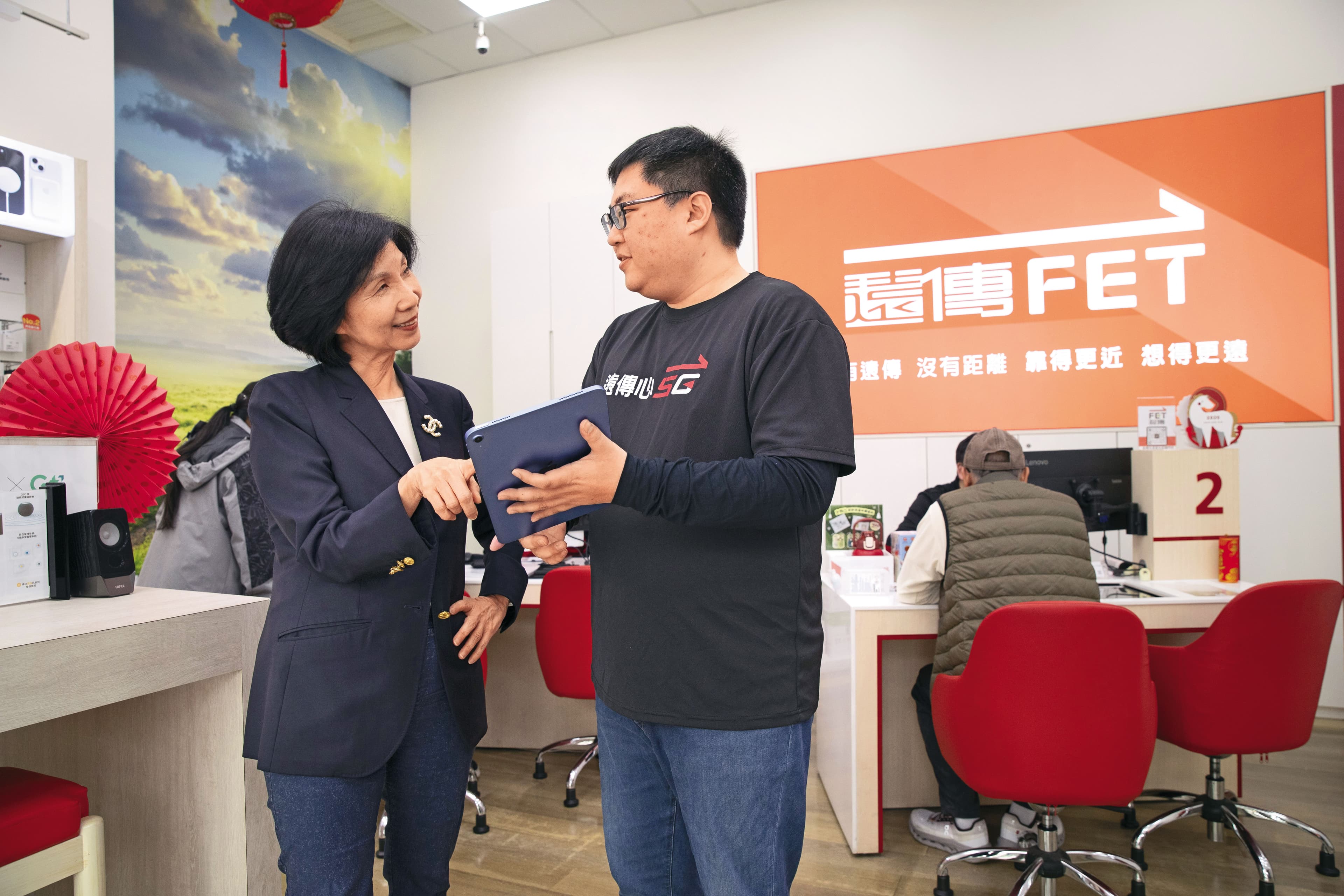 遠傳電信總經理井琪（左）花費相當心力了解員工，也聽取員工意見。