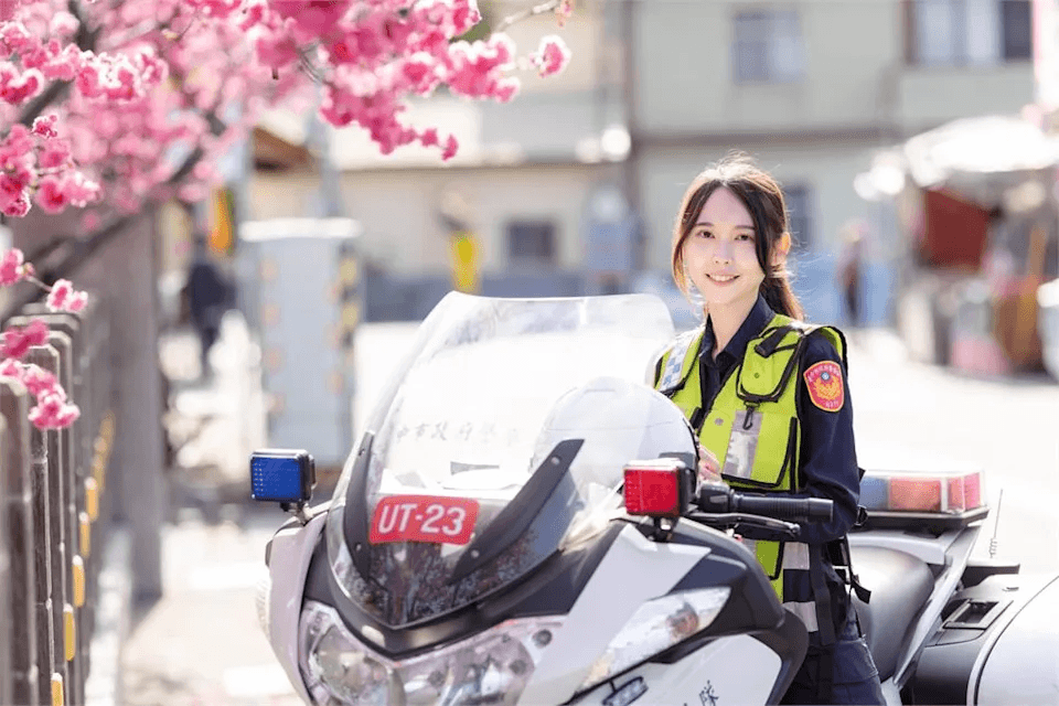 「TCPB 局長室」加碼貼出正妹女警照，引發網友熱議。（翻攝 Threads@tcpb_commissionerTCPB）