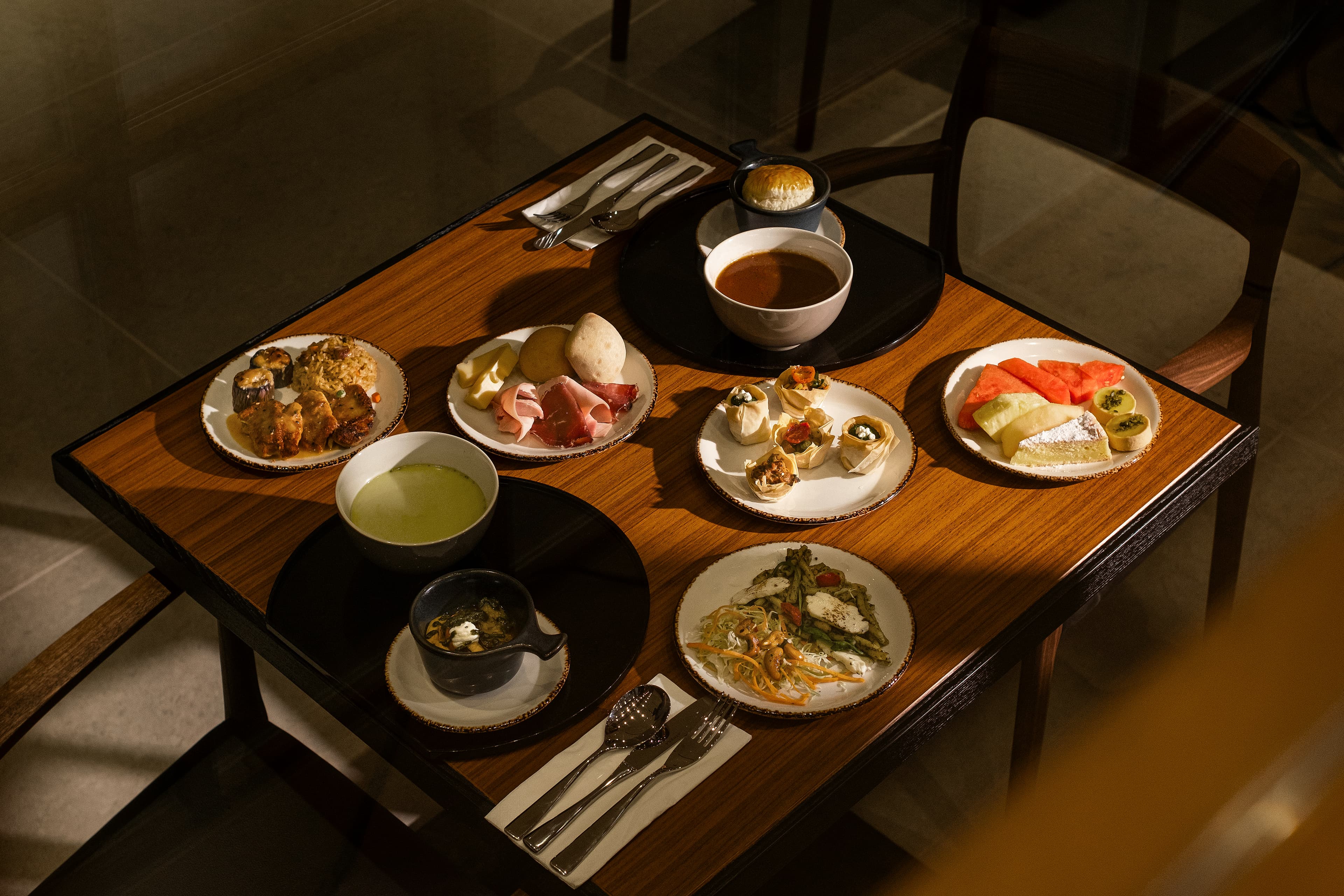 貴賓室的餐檯堪稱小型自助餐吧，餐食水準不輸外面的美食街。（國泰航空提供）