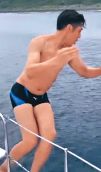 胡宇威曾被眼尖網友發現小肚肚外流照，還我腹肌rrr～（跪地吶喊）（翻攝自網路）