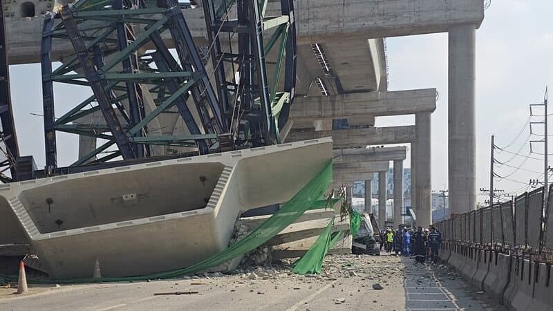 曼谷近郊龍仔厝省公路高架橋工程發生起重機倒塌慘劇。（翻攝自https://www.thairath.co.th/）