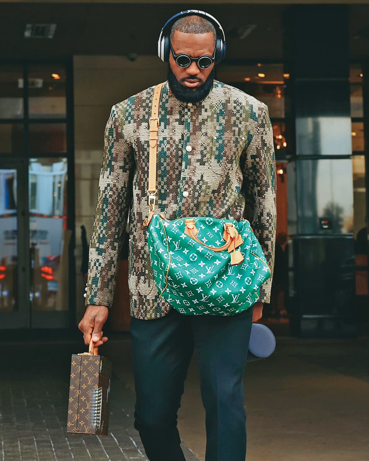LeBron James也多次被拍到攜帶不同的Speedy P9包款。（路易威登提供）