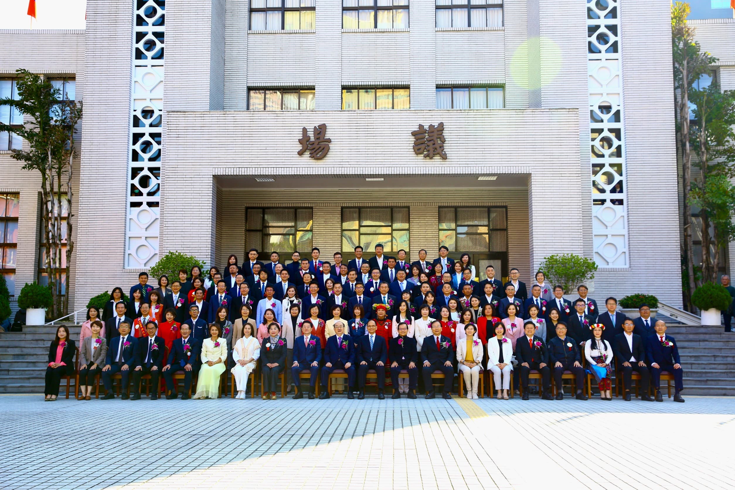 新國會大合照，立委們排排站、坐場面浩大。