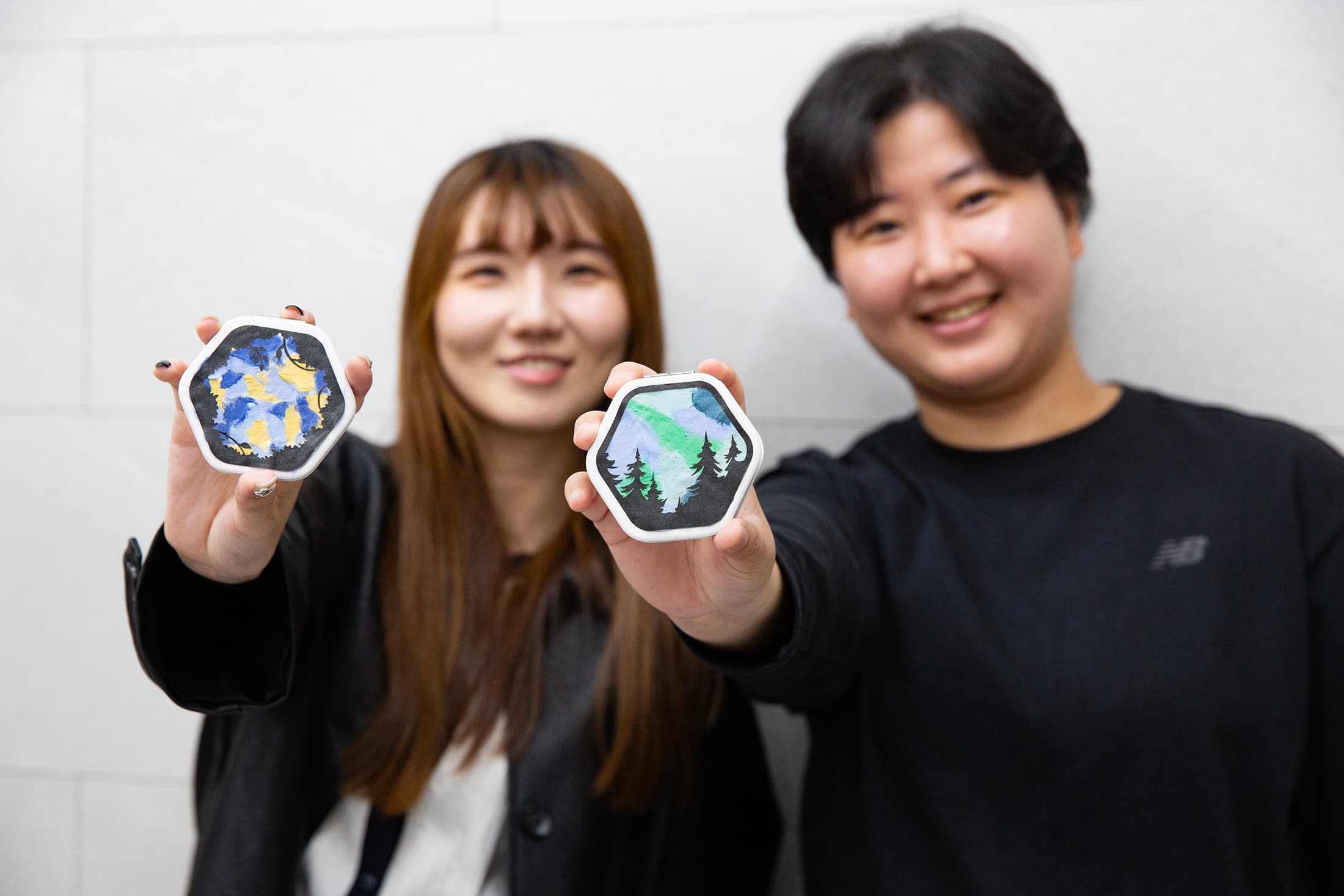 利用不同顏色韓紙拼貼圖案，再製作成隨身鏡外殼，是相當受歡迎的DIY體驗。（11,000韓元／份，約NT$230）