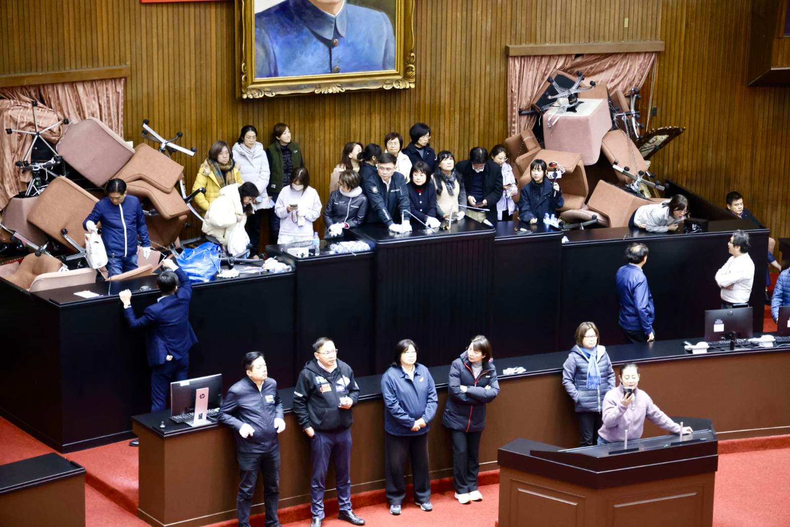 吳思瑤與綠營立委占據主席台，強調要阻止爭議法案通過。