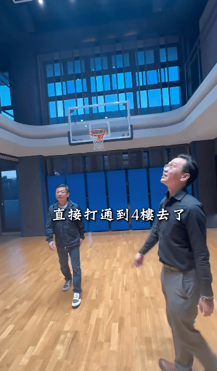 彰化縣議長謝典林開箱自家豪宅，家中竟有一座籃球場。（翻攝自億百豪森 YT頻道）