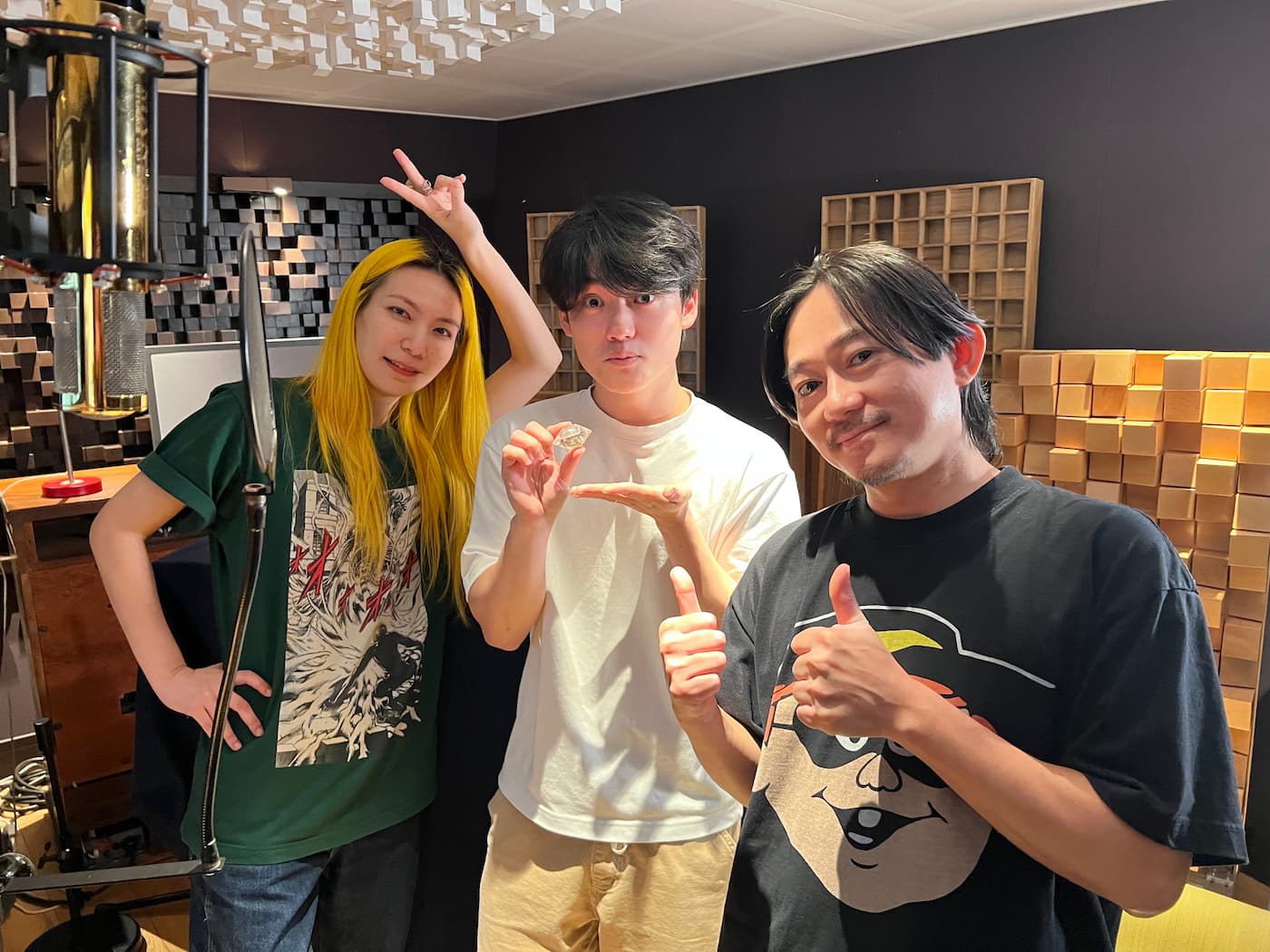 Tizzy Bac力邀音樂人知更低沈男聲共同演唱〈失去做夢能力的人們〉。（相信音樂提供）