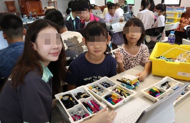 Sandy（左）教導當地孩童組裝樂高、做機器人。（翻攝roboyouthtaiwan IG）