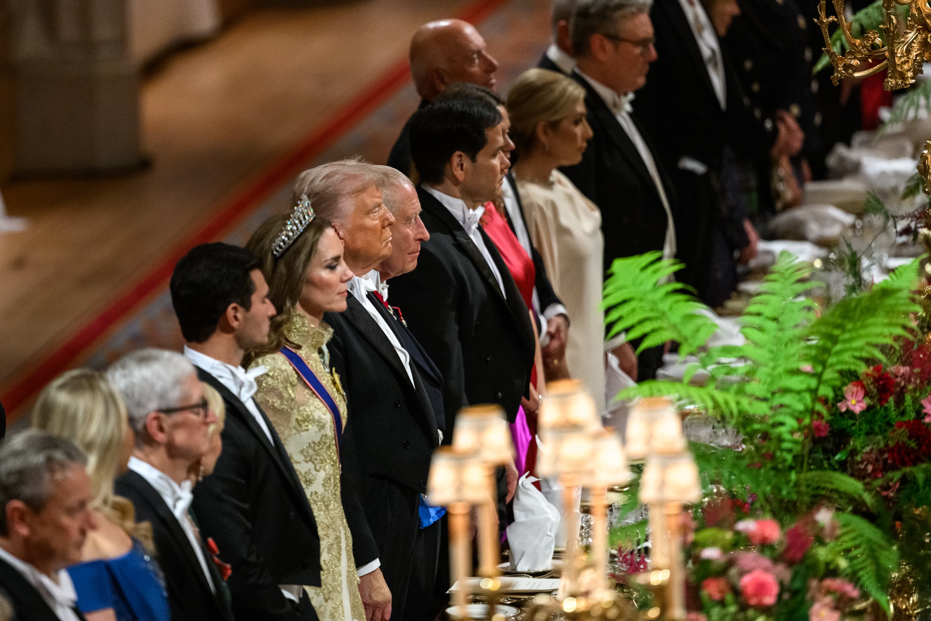 查爾斯三世、川普坐最中間，川普身旁坐凱特王妃。（翻攝X@WhiteHouse）