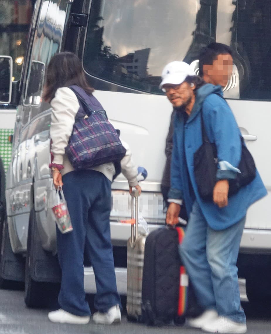 12月11日16：13，兩人和友人上車後，一同回到位於台北天母的住處。