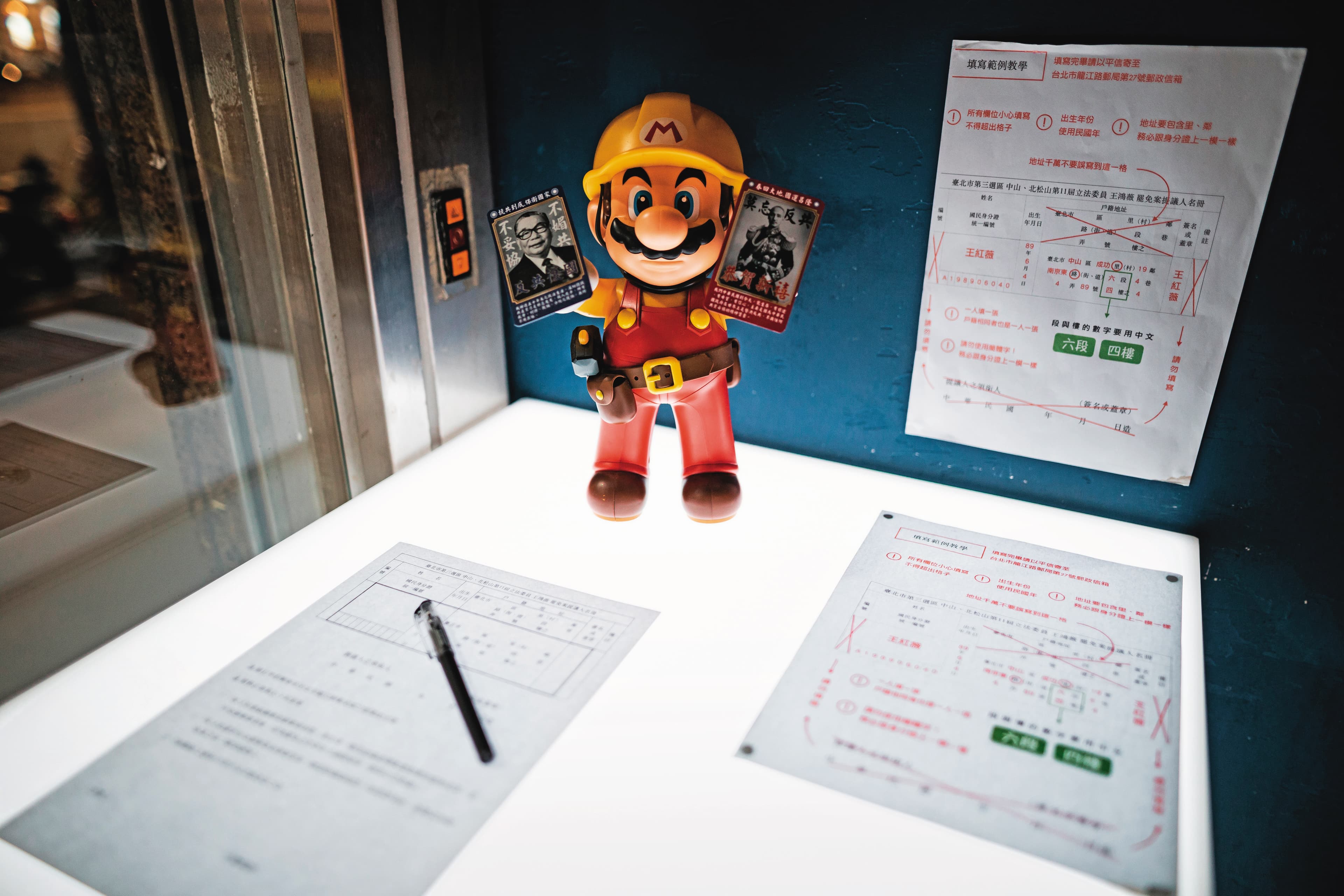 連署書收件箱就放在許先生的酒吧門口，還有反共小標語，他解釋自身立場是反中共，不希望被貼上藍綠標籤。