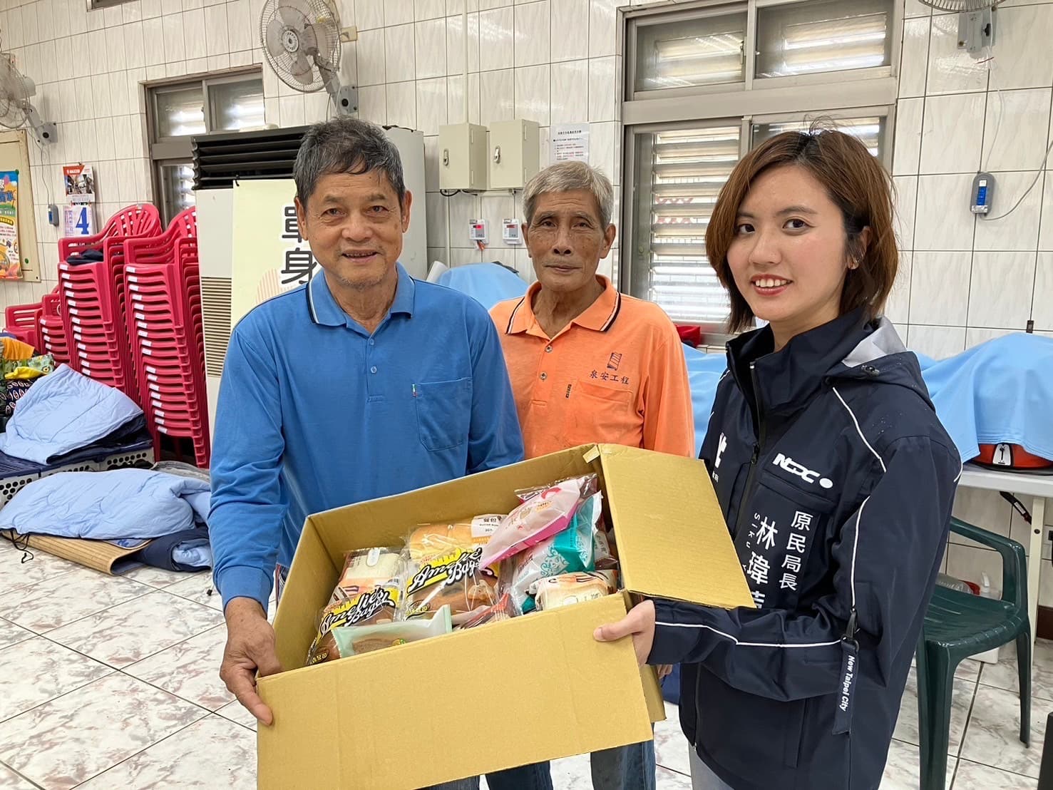 新北市原民局局長Siku Yaway攜物資慰問族人。（新北市原民局提供）