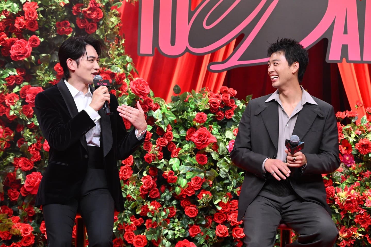 竹內涼真（右）坦言知道町田啓太接演時覺得安心。（翻攝Netflix jp IG）