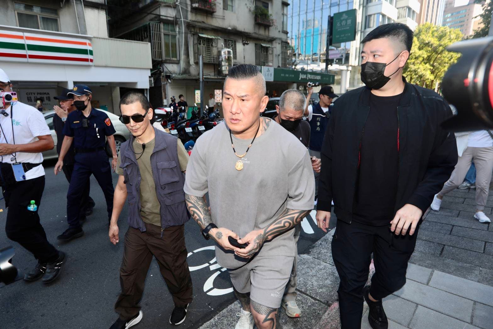 「館長」陳之漢今天現身刑事局，向媒體抱怨完就步入刑事局接受調查。（鏡報林煒凱攝）