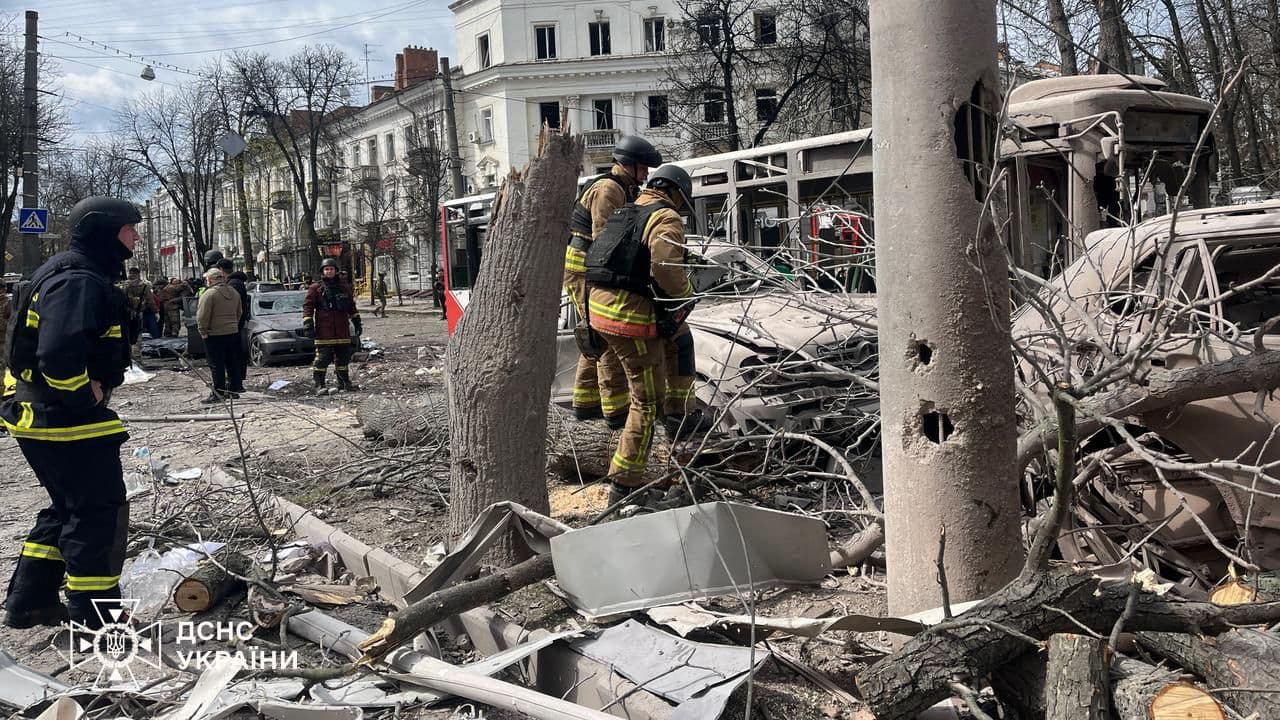 俄羅斯13日以飛彈襲擊烏克蘭東北部城市蘇梅，造成至少34人死亡、117人受傷。（翻攝自X@ZelenskyyUa）