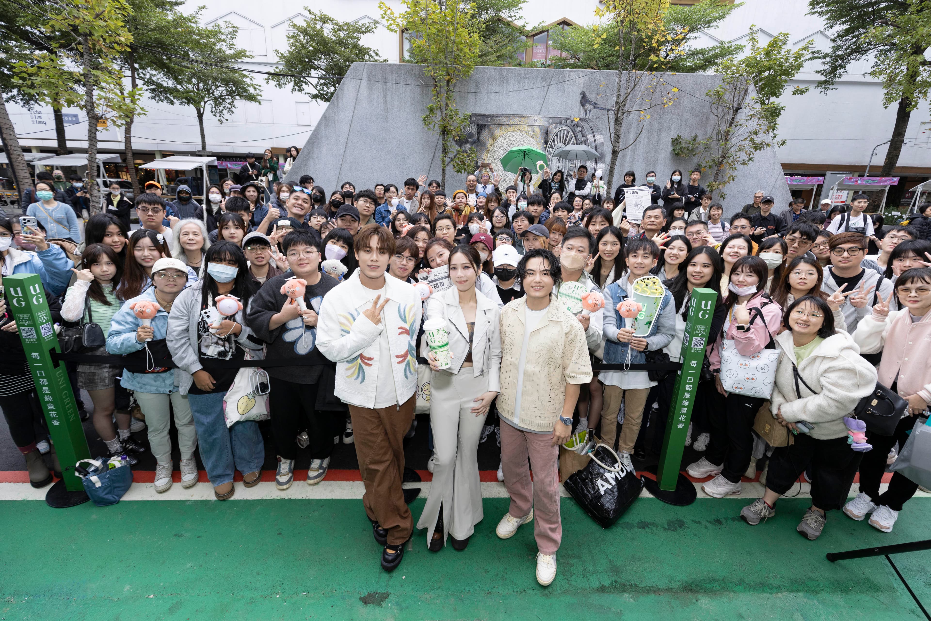 告五人加碼100杯送給現場粉絲。（相信音樂提供）