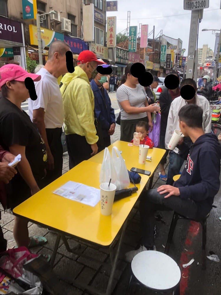 網友透露，家人在龍山寺附近直擊有數名年輕人主導「買賣個資」的攤位。（Threads@1234jjjjjmy.222授權提供）