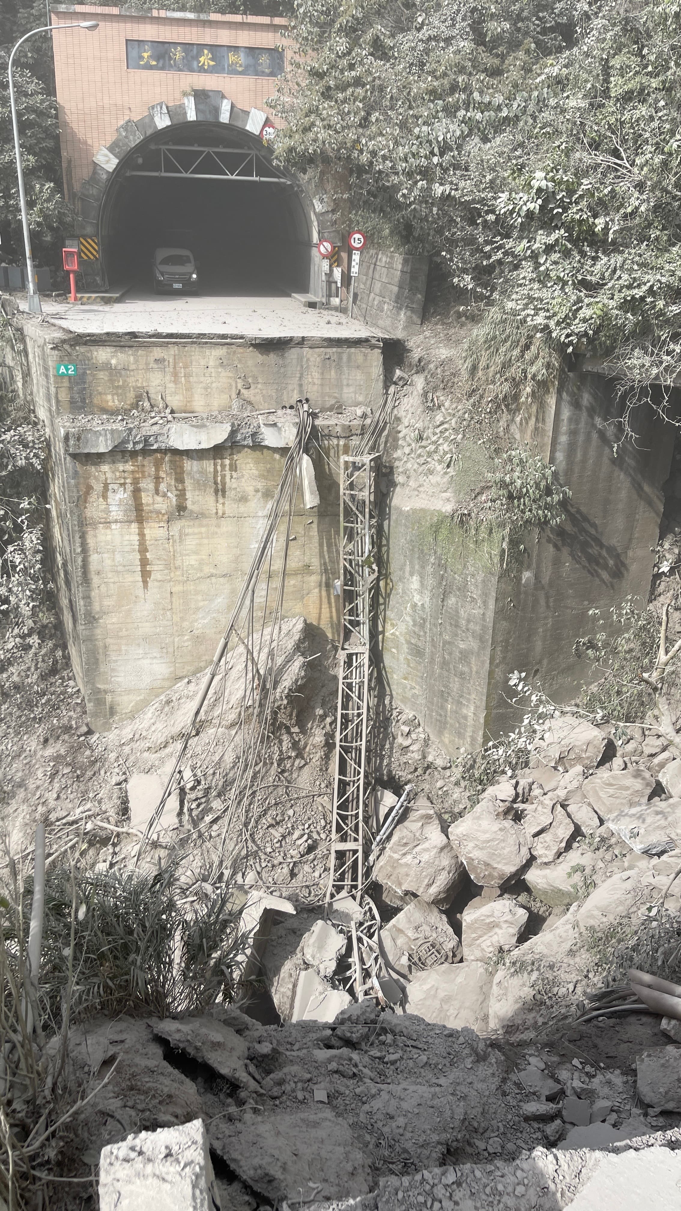 花蓮強震造成蘇花公路大清水隧道外橋面崩塌，陸上交通一度中斷。（讀者提供）