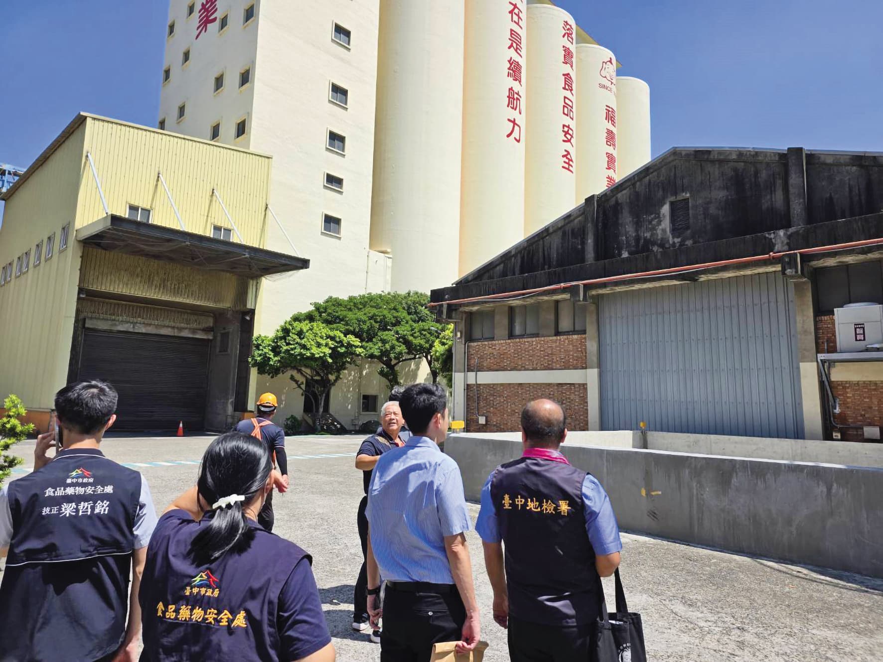 檢察官查扣福壽油廠的機具設備。（中檢提供）