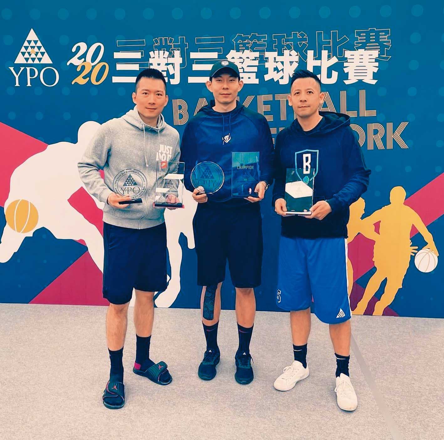 蔡承儒（左）、蔡承道（中）堂兄弟倆都喜愛運動，先後擔任富邦娛樂董事長。（翻攝蔡承儒IG）