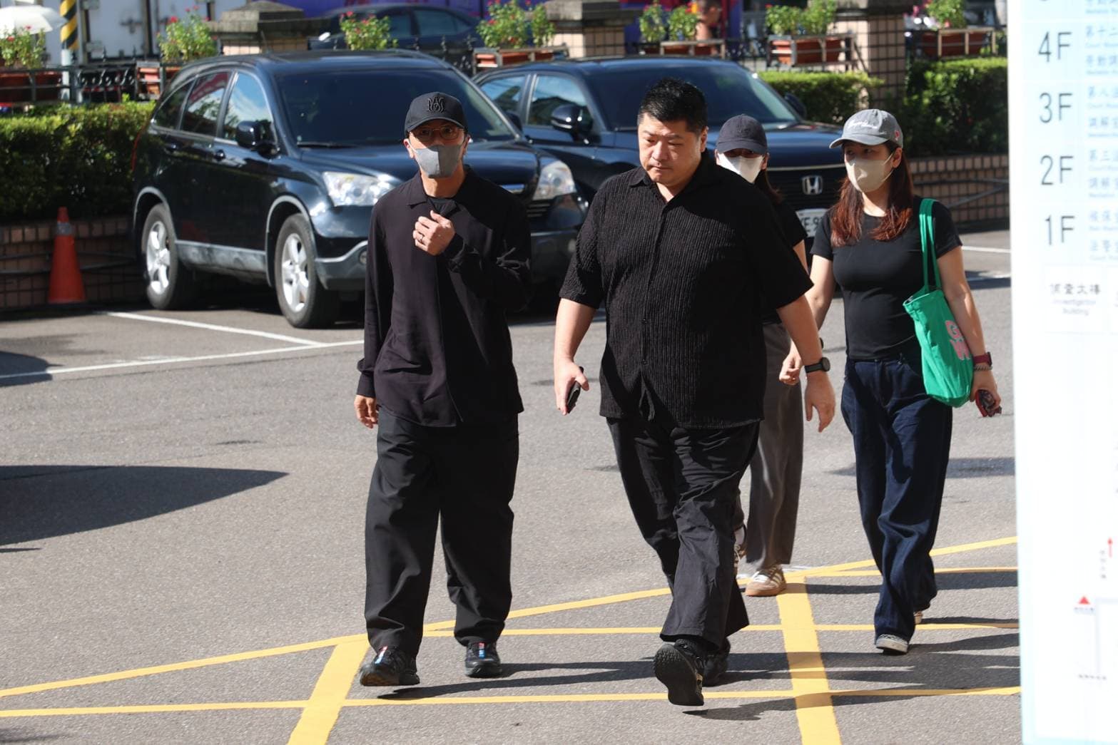 坤達戴帽子、眼鏡、口罩並穿著深色上衣與長褲。（鏡報李鍾泉攝）