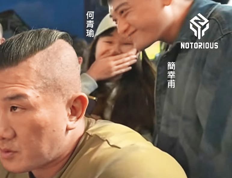 簡幸甫跟黨工何青瑜在鏡頭前互咬耳朵，笑到合不攏嘴。（翻攝館長YouTube）