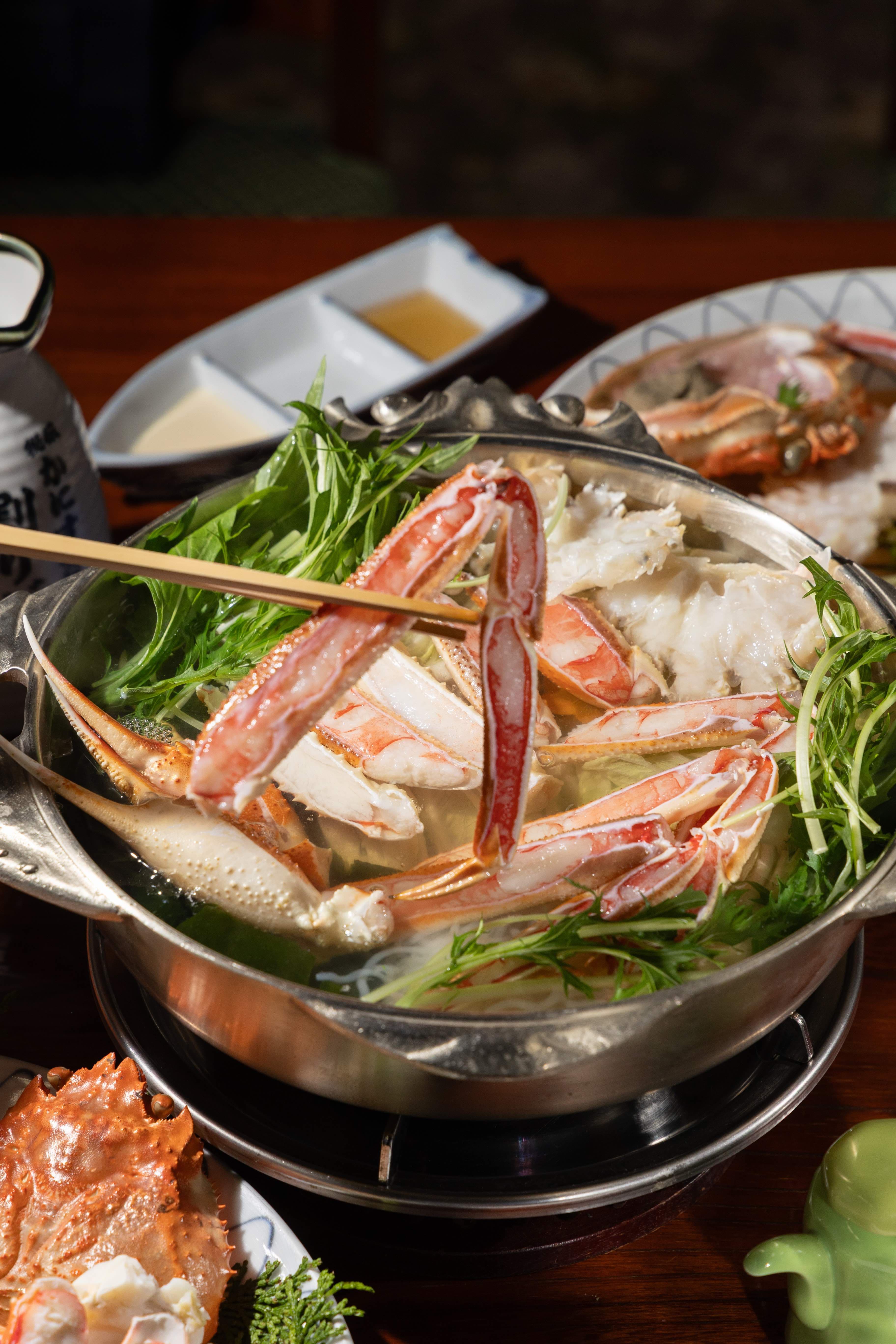 「ズワイかにすき」以秘傳高湯慢煮,將北海道松葉蟹的鮮甜與蔬菜的精華融入湯底,最後加入白飯煮成美味雜炊。(6,500日圓/一人份,約NT$1,288)