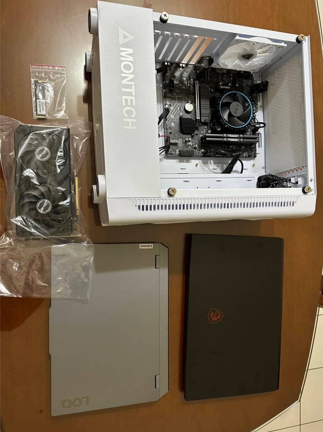 警方在戴男住處當場查扣偷來的電腦設備。（翻攝畫面）