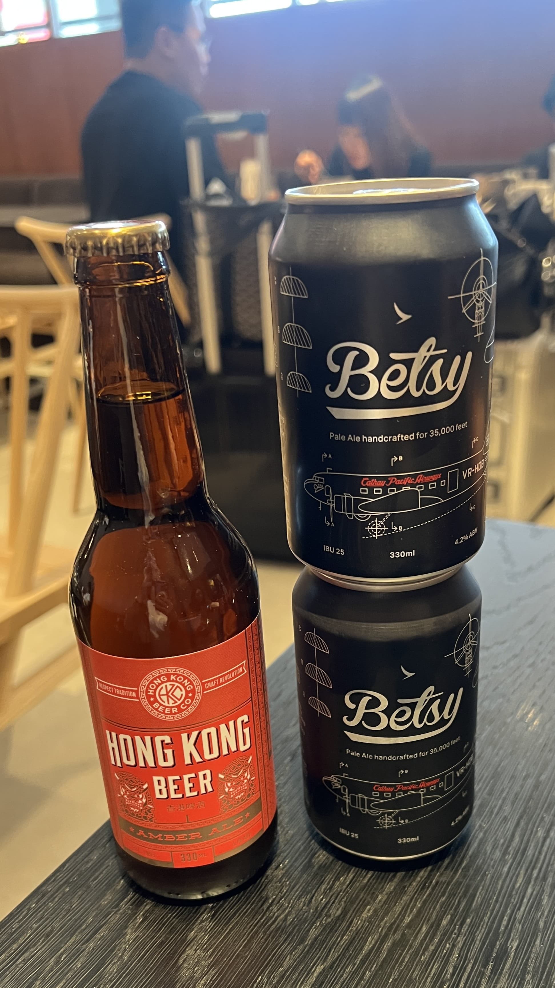 貴賓室裡提供各種香港特色啤酒，包括以國泰航空首架客機命名、專為3萬5千尺高空釀製的手工淡啤酒 「Betsy beer」。
