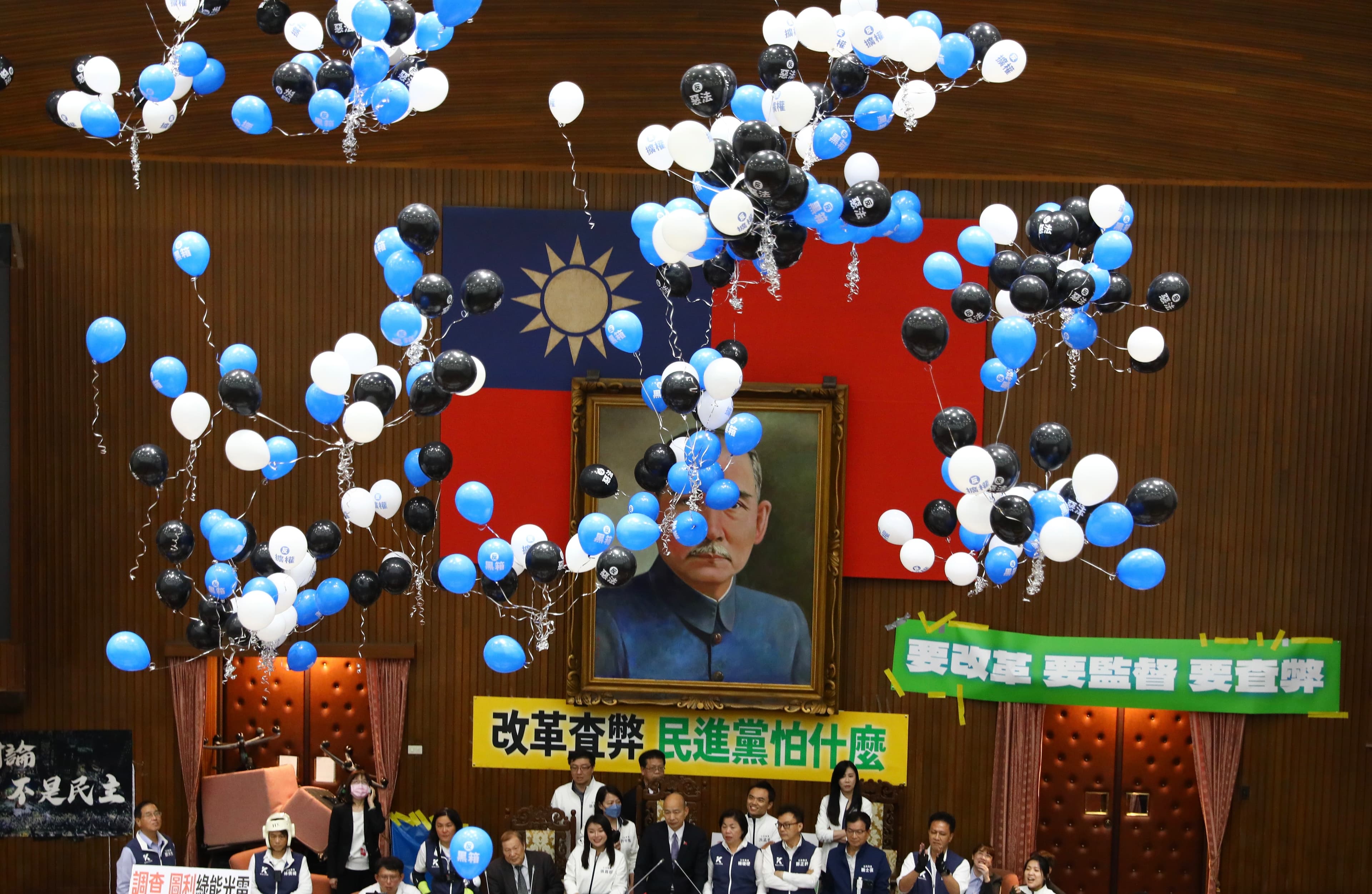 綠委們在韓國瑜入場後放開氣球，讓氣球飄上立院天花板。