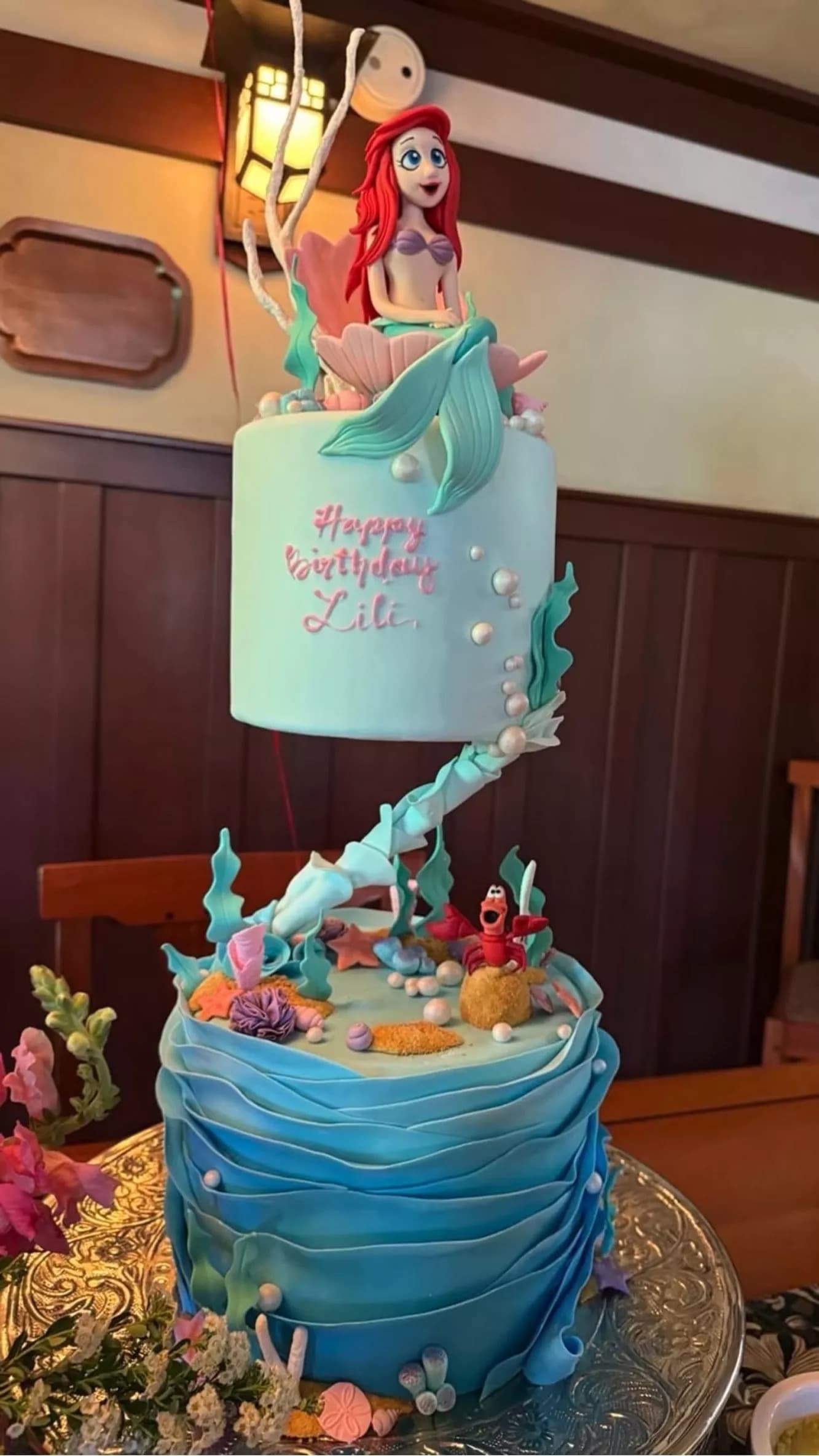 莉莉貝的生日蛋糕是小美人魚愛麗兒。（翻攝meghan IG）