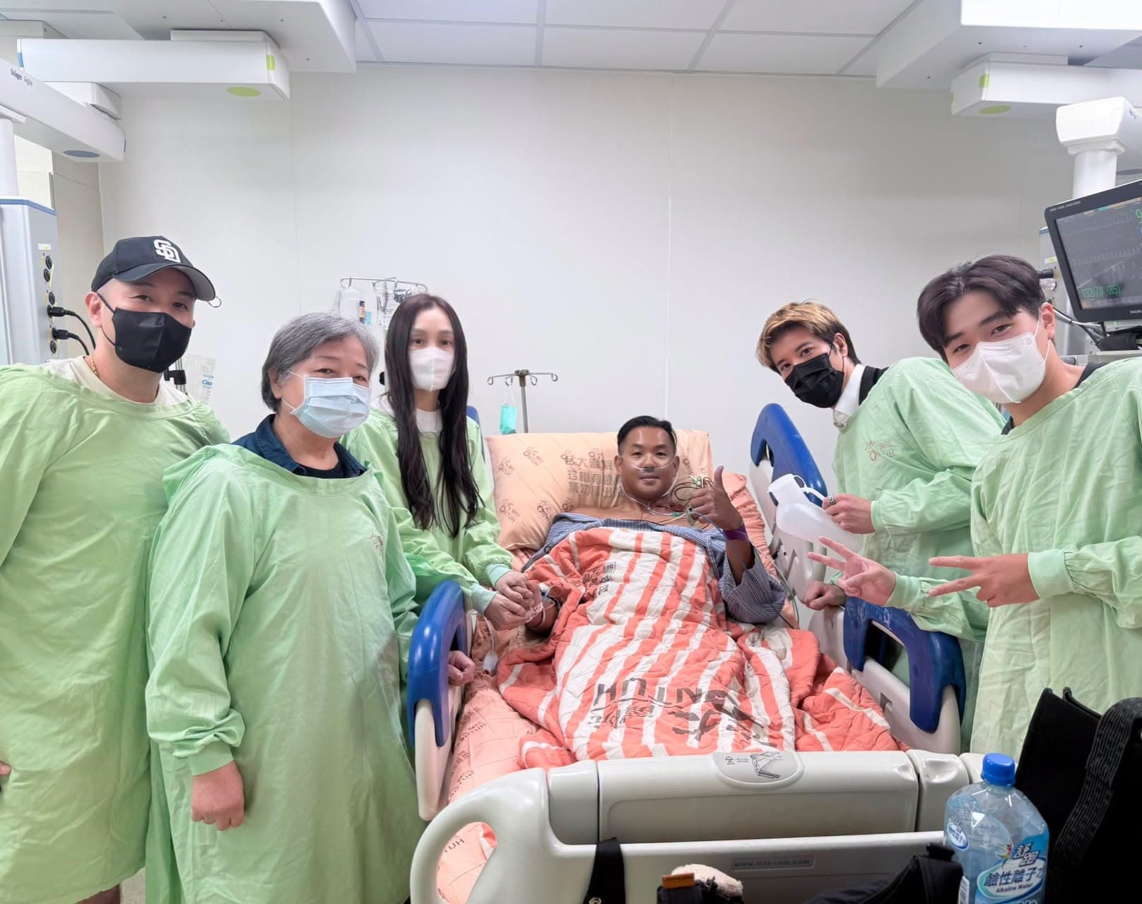 在黑人（右三）動完手術後，太太范瑋琪（左三）及好友王力宏（右二）等人都到院探視。（翻攝自陳建州臉書）