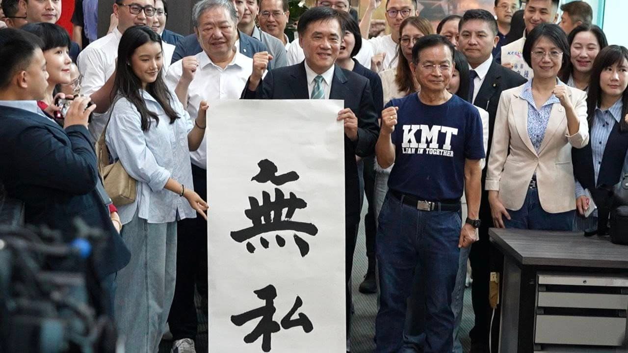 葉喆榛19日也陪郝龍斌一起拿書法展示。（翻攝郝龍斌臉書）