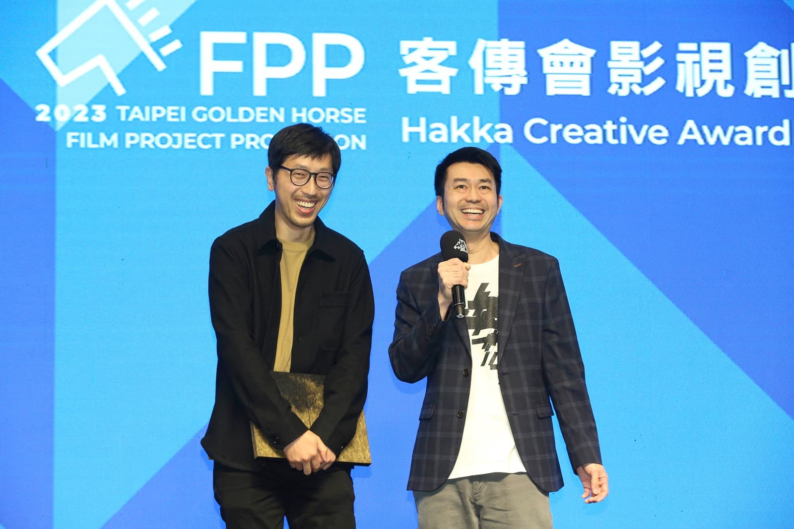 移居到英國的香港導演伍嘉良（左）與編劇曾俊榮（右），以拿描繪英國的香港移民企劃案《鬼同你移魂》，奪下客傳會影視創作獎。