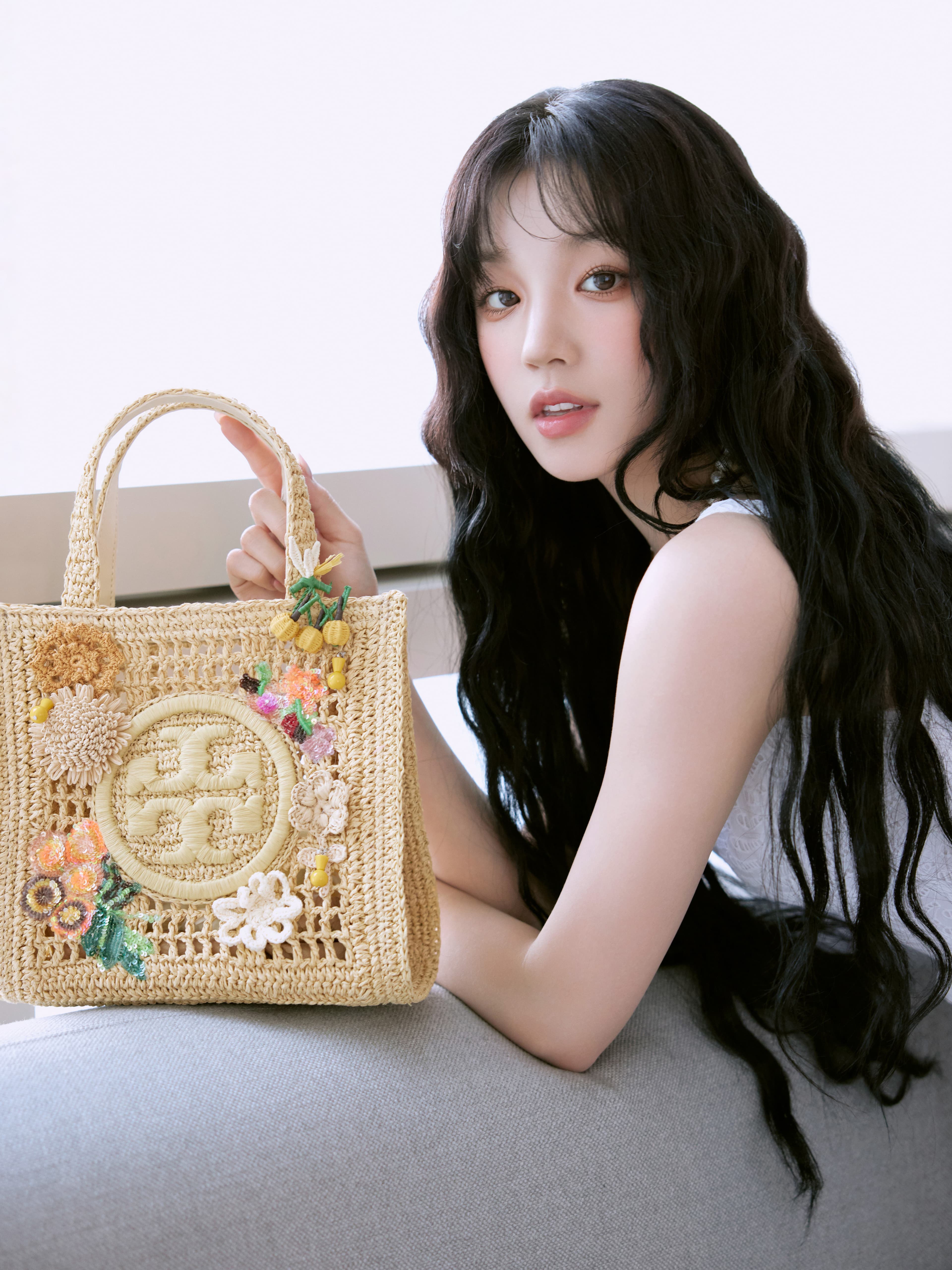 宋雨琦出席TORY BURCH首爾Destination Anywhere快閃店活動前的出發圖。（TORY BURCH 提供）