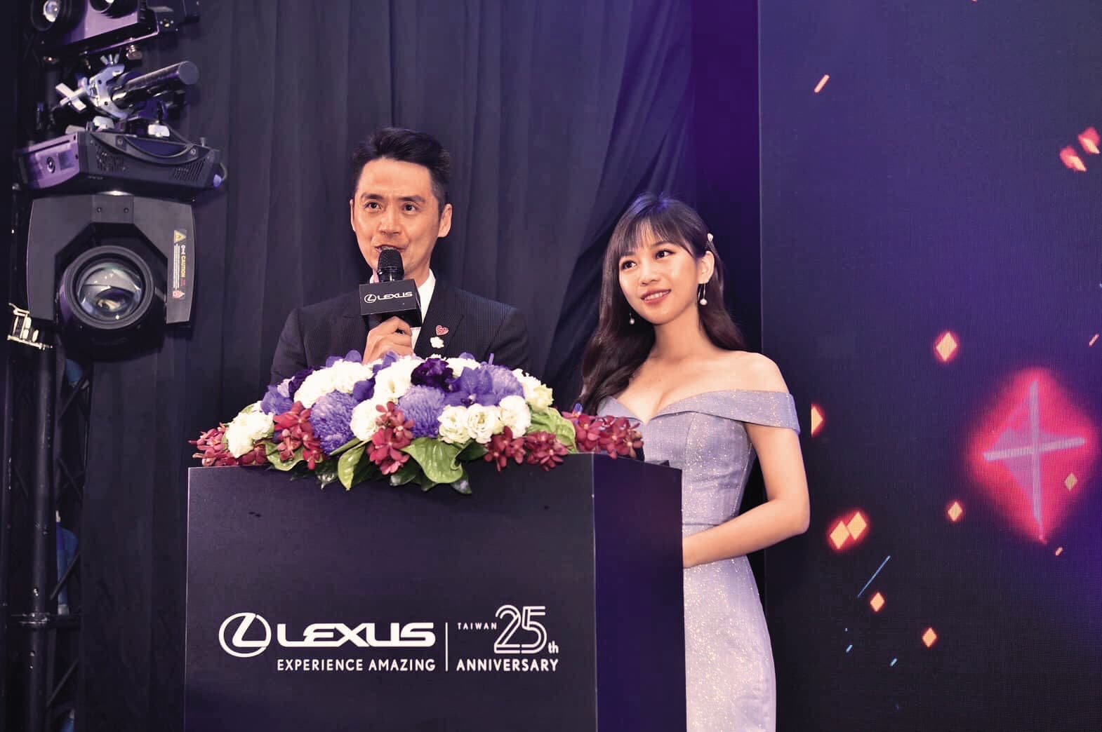 蔡尚樺（右）主持汽車發表會，展現主播出身的她，進了演藝圈八面玲瓏的一面。左為呂如中。（翻攝自蔡尚樺臉書）