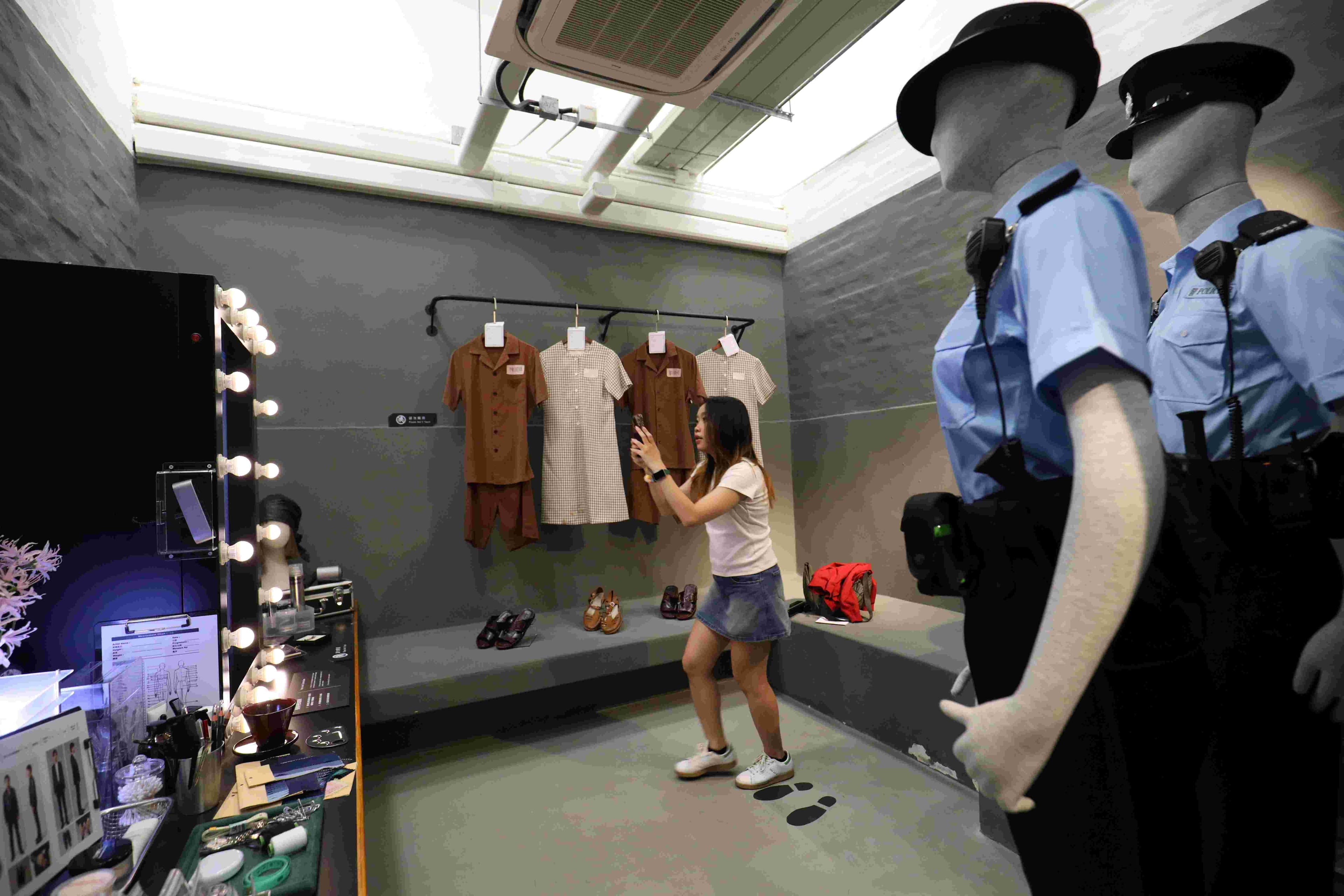 這間房裡展示了香港警察的服飾與監獄人犯的穿著。
