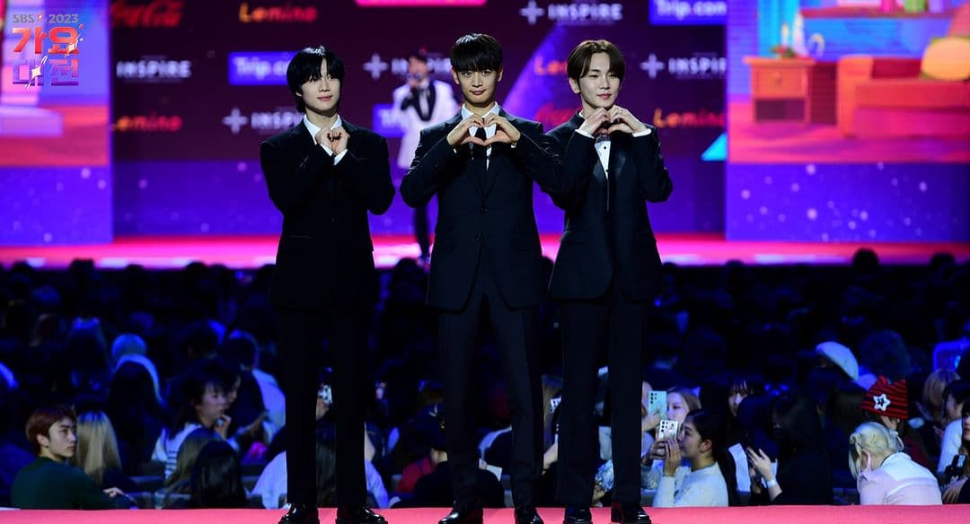 SHINee成員Key（右）是本次歌謠大戰主持人，泰民（右）與珉豪走完紅毯竟跑去運動。（翻攝SBS官方INS）