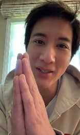王力宏拍片報平安。（翻攝自微博）