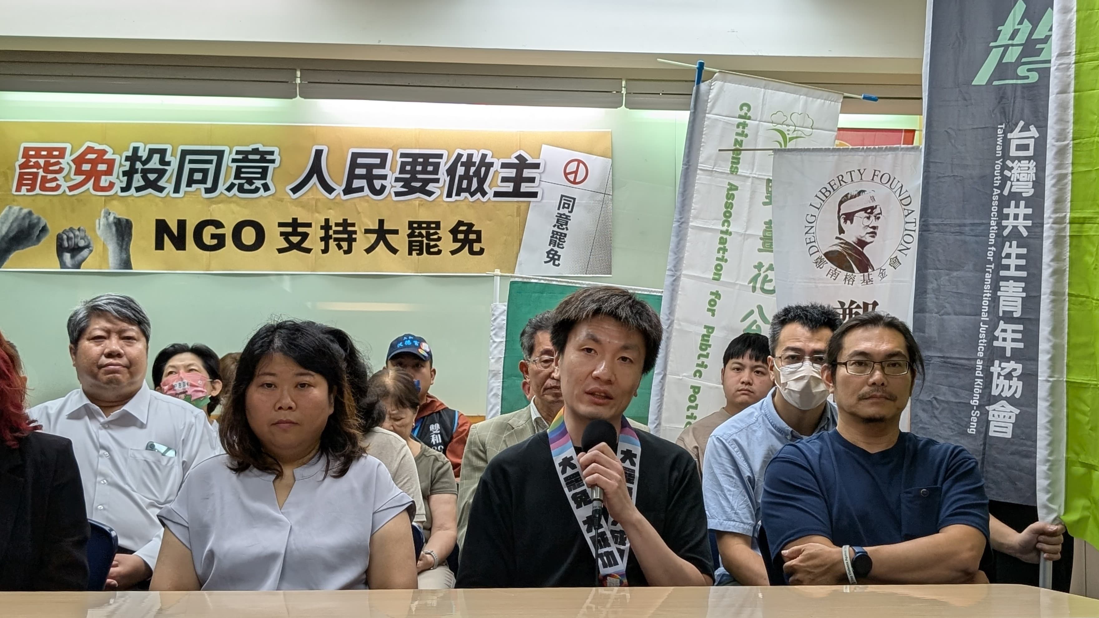 台灣同志諮詢熱線協會副祕書長彭治鏐呼籲同志社群、關心性別與同志權益的公民起身行動，投下「同意」守護得來不易的民主進步與多元保障！（綠色公民行動聯盟提供）