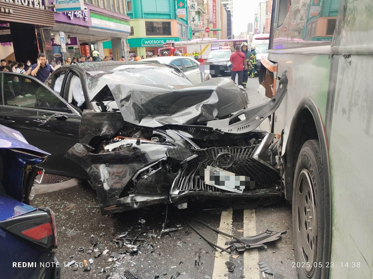 邱男連撞5車，造成8人受傷，肇事車輛面目全非。（翻攝畫面）