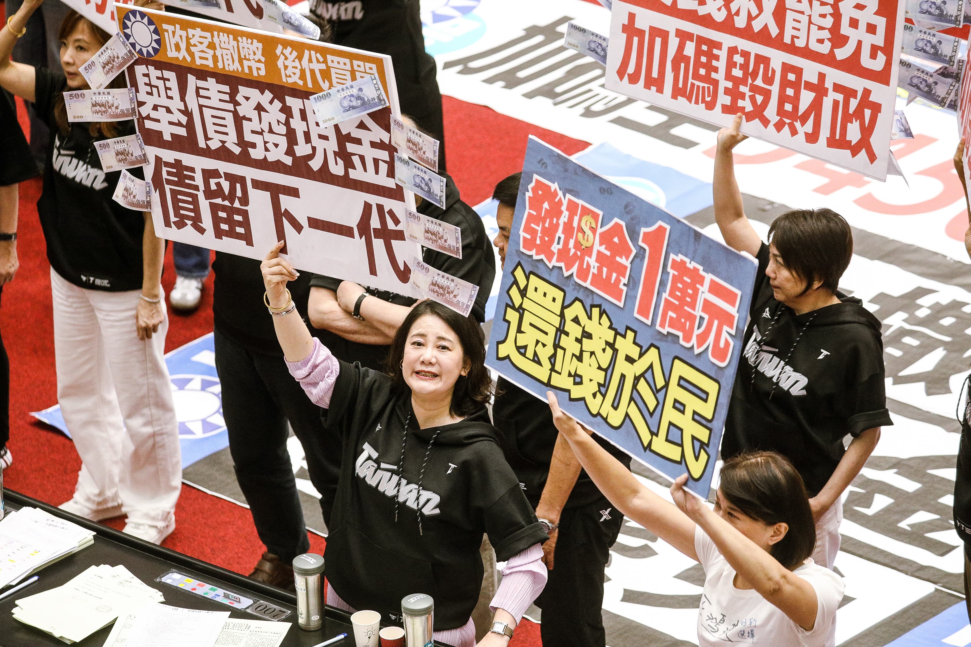 立院三讀通過國民黨版本特別條例，其中2,350億預算為普發現金1萬元。（鏡報鄒保祥攝）