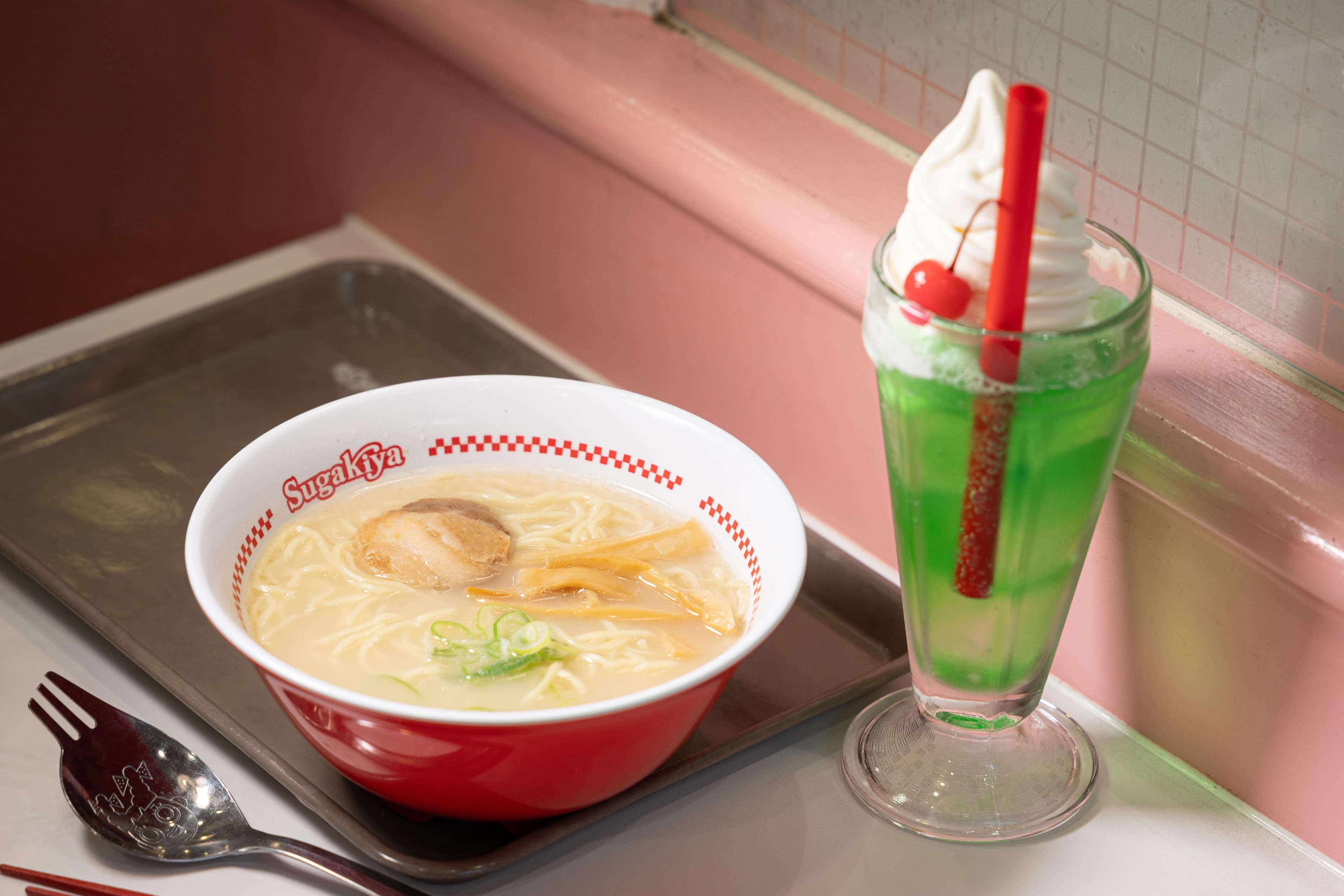 最基本款的拉麵「ラーメン」(左,430日圓/個,約NT$85)一碗500日圓有找,小碗甚至只要290日圓;搭配一杯大須店限定的「メロンフロート」(右,340日圓/個,約NT$67)哈蜜瓜口味的蘇打冰淇淋,台幣150元就可以吃得很滿足。