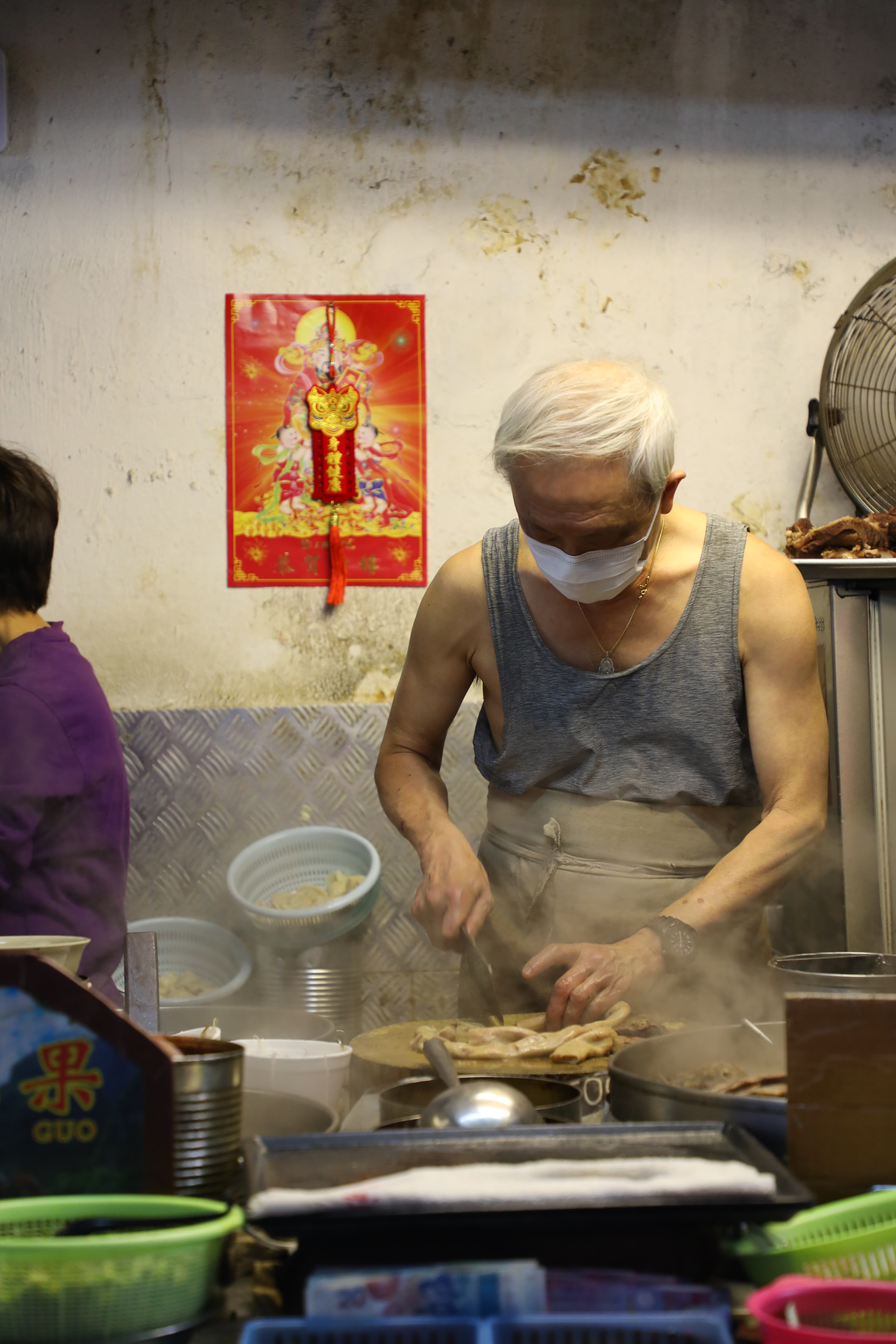 水記的老闆手起刀落間，一碗碗牛雜湯熱騰騰端出攤檔。
